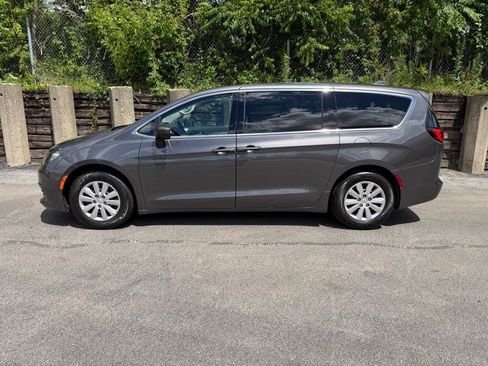 Used 2020 Chrysler Voyager L FWD image 6