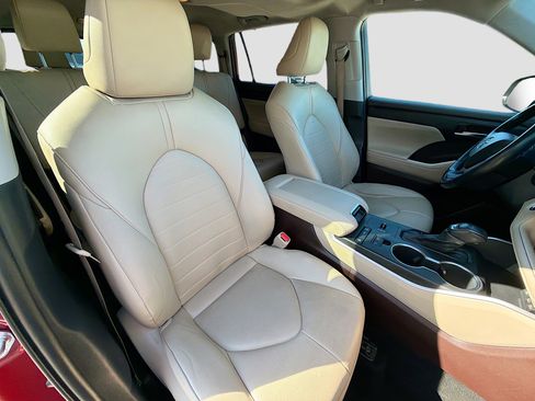 Used 2022 Toyota Highlander XLE image 15