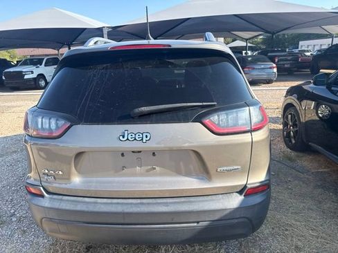 Used 2019 Jeep Cherokee Latitude w/ Cold Weather Group AWD/4WD image 5