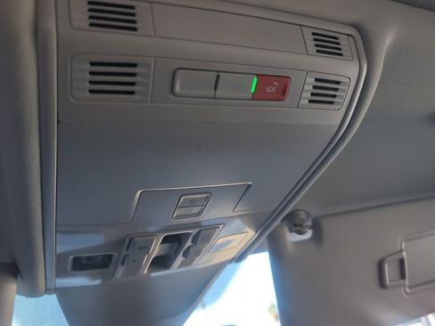 Used 2023 Volkswagen Tiguan SE w/ Panoramic Sunroof Package image 19