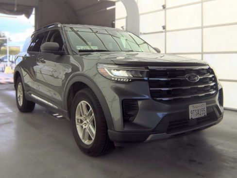 Used 2025 Ford Explorer Active AWD/4WD image 3