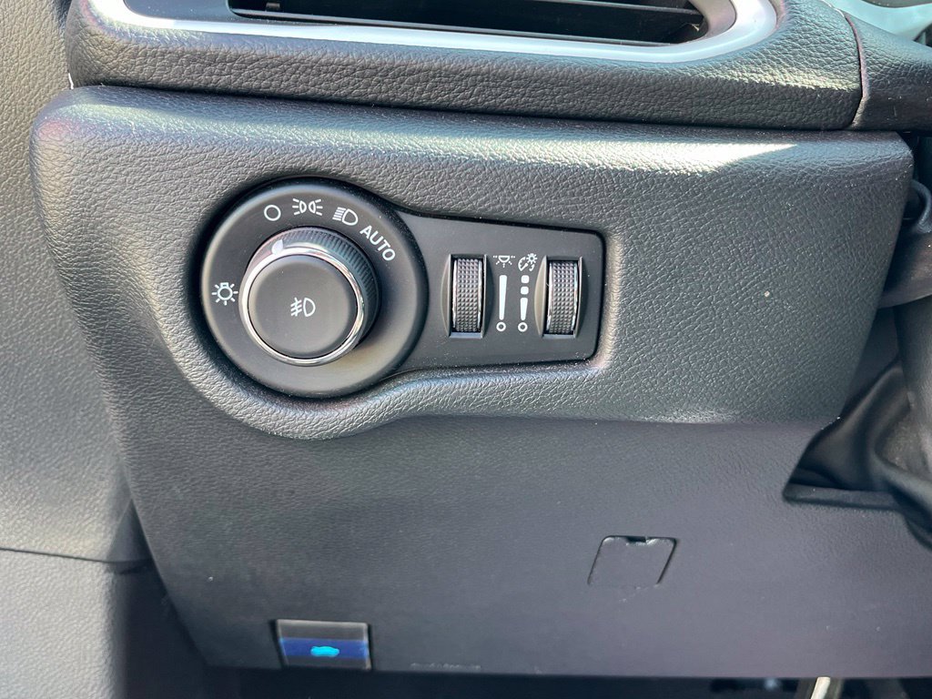 Used 2024 Chrysler Pacifica Touring FWD image 18