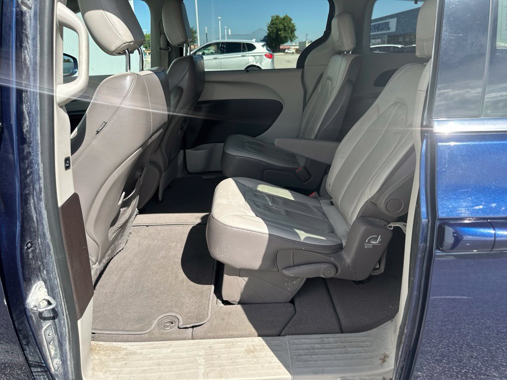 Used 2017 Chrysler Pacifica Touring-L FWD image 17