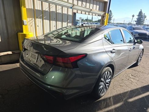 Used 2025 Nissan Altima 2.5 SV image 3