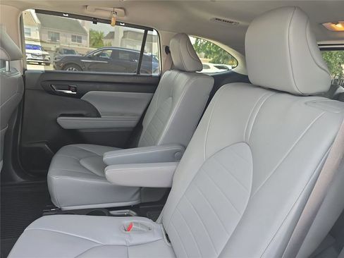 Used 2022 Toyota Highlander XLE FWD image 15