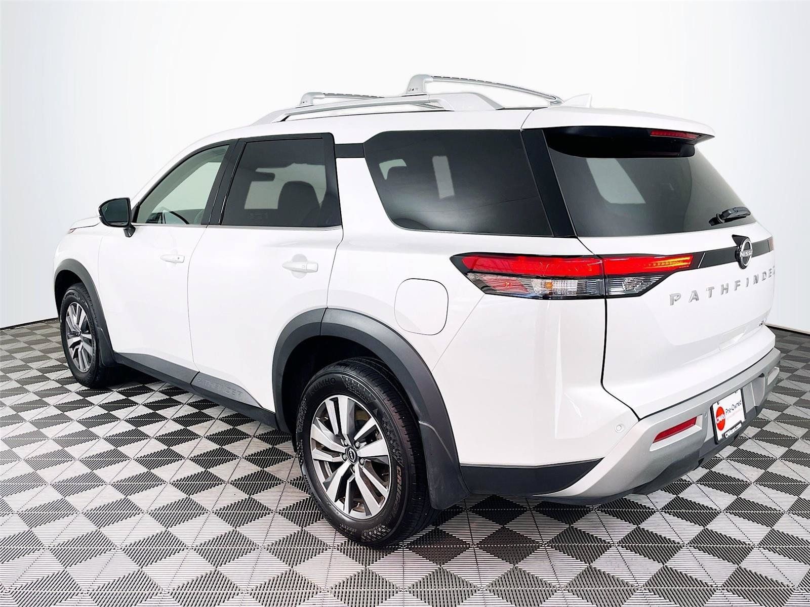 Used 2025 Nissan Pathfinder SL AWD/4WD image 6
