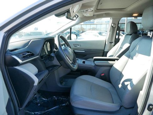 Used 2024 Toyota Sienna XLE image 7