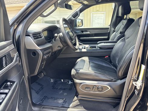 Used 2024 Jeep Wagoneer L Series II w/ Flexible Seating Group AWD/4WD image 16