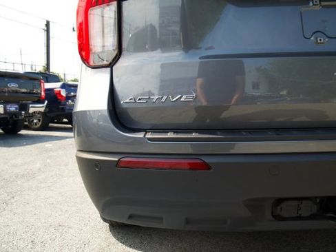 Used 2025 Ford Explorer Active AWD/4WD image 11
