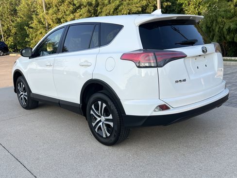 Used 2018 Toyota RAV4 LE FWD image 7