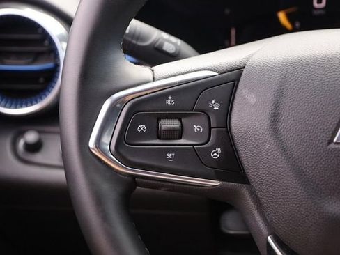 Used 2025 Chevrolet Trax LT w/ LT Convenience Package FWD image 11