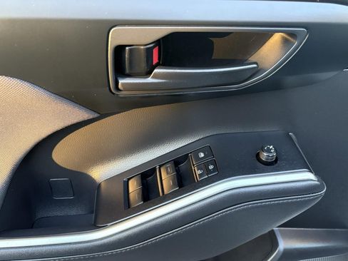 Used 2020 Toyota Highlander L image 16