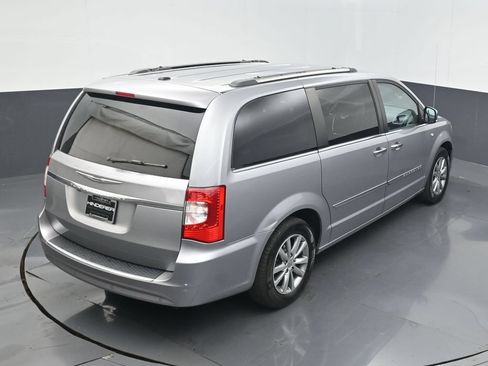 Used 2014 Chrysler Town & Country Touring-L FWD image 12