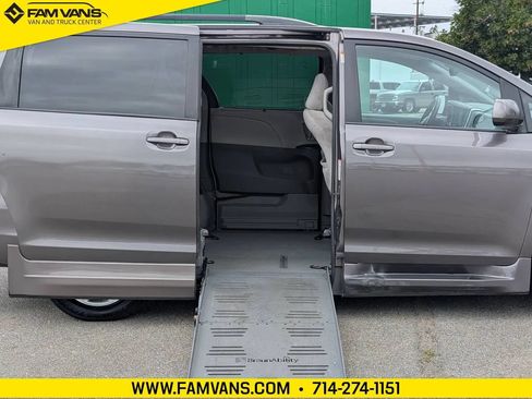 Used 2015 Toyota Sienna LE FWD image 2