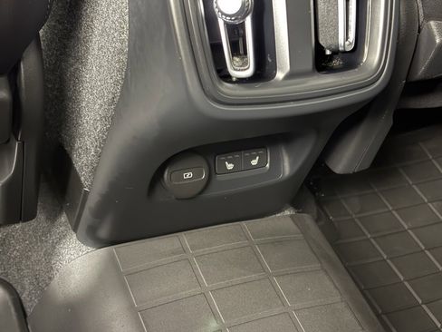 Used 2024 Volvo XC40 B5 Core image 33