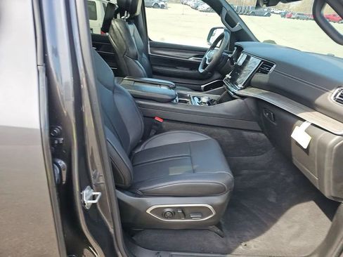 Used 2024 Jeep Wagoneer L Series III w/ Premium Group I image 11