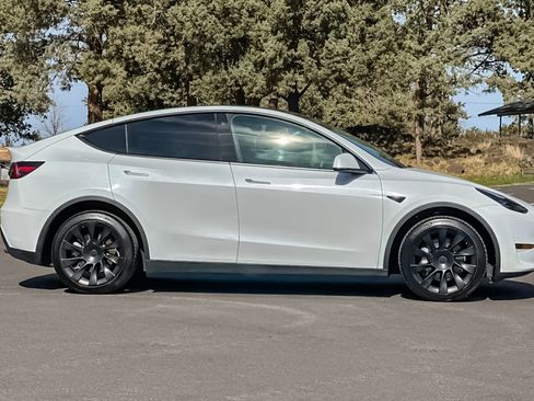 Used 2023 Tesla Model Y Long Range image 3