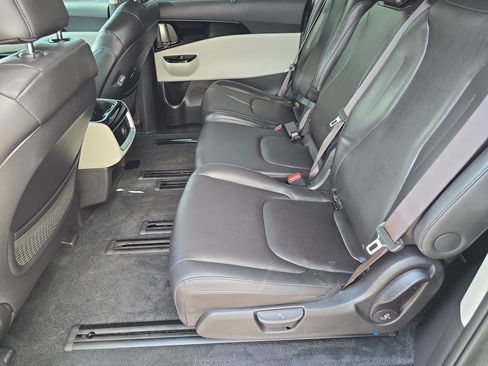 Certified 2024 Kia Carnival EX FWD image 17