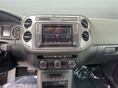 Used 2017 Volkswagen Tiguan S image 15