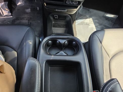 Used 2025 Chrysler Pacifica Select FWD image 16