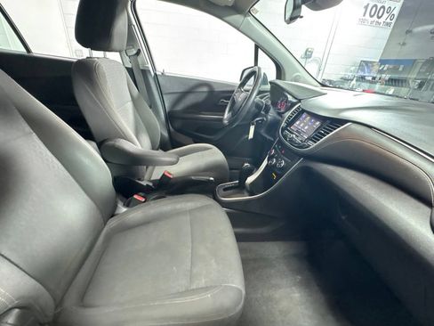 Used 2021 Chevrolet Trax LS AWD/4WD image 25