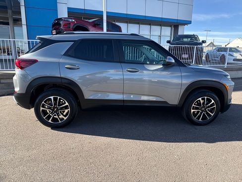 Used 2025 Chevrolet TrailBlazer LT w/ Driver Confidence Package image 6