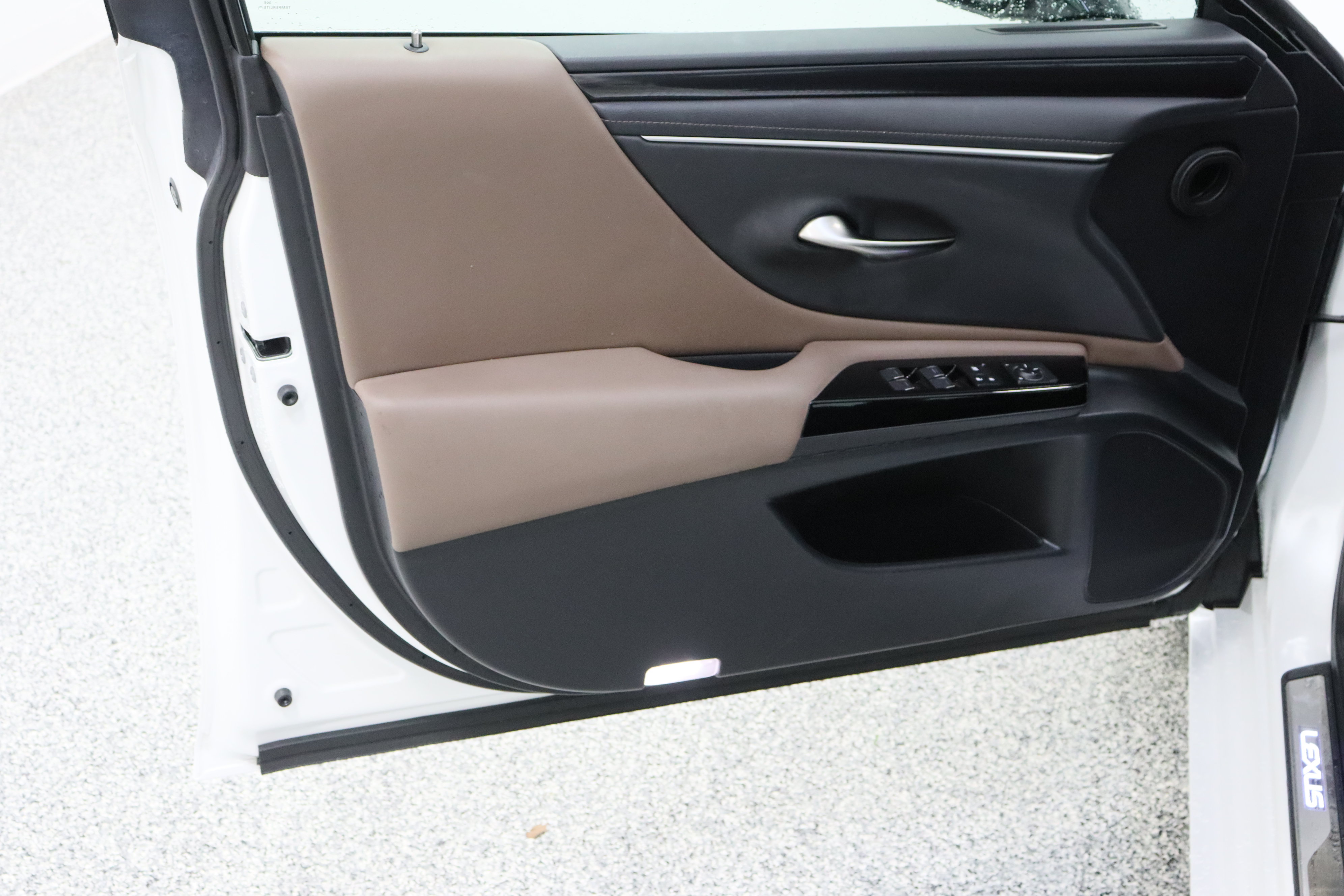 Used 2024 Lexus ES 350 w/ Accessory Package (Z1) FWD image 12