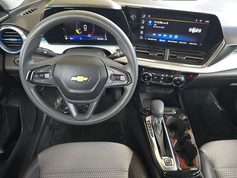 Used 2025 Chevrolet Trax LT FWD image 14