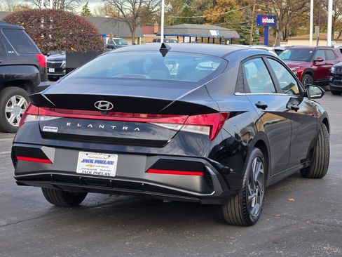 Used 2025 Hyundai Elantra SEL image 11
