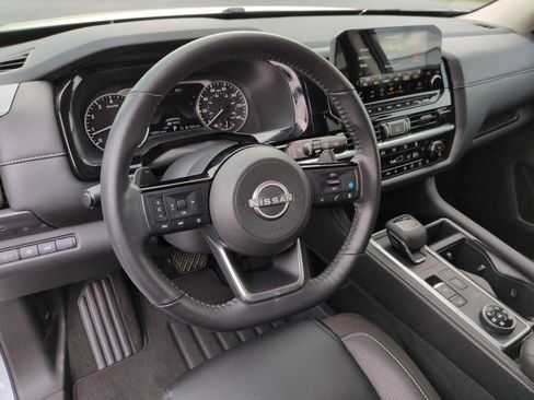 Used 2025 Nissan Pathfinder SL AWD/4WD image 16