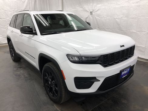 Used 2024 Jeep Grand Cherokee Altitude image 3