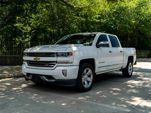 Used 2017 Chevrolet Silverado 1500 LTZ Z71 w/ LTZ Plus Package AWD/4WD image 5