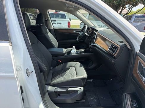 Used 2025 Volkswagen Atlas SE image 10