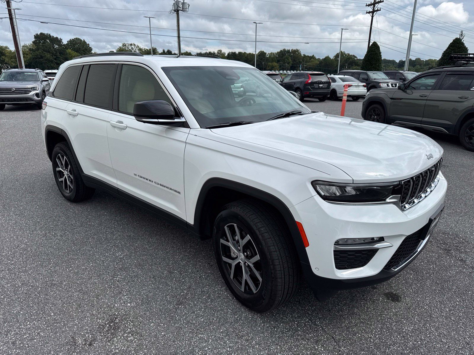 Used 2025 Jeep Grand Cherokee Limited w/ Luxury Tech Group II AWD/4WD image 3