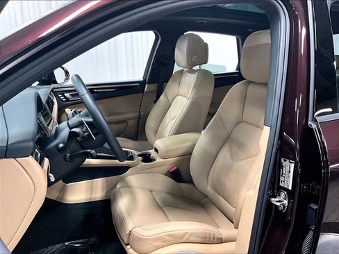 Used 2025 Porsche Macan image 8