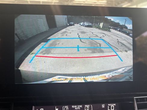 Used 2025 Toyota Sienna XLE FWD image 25