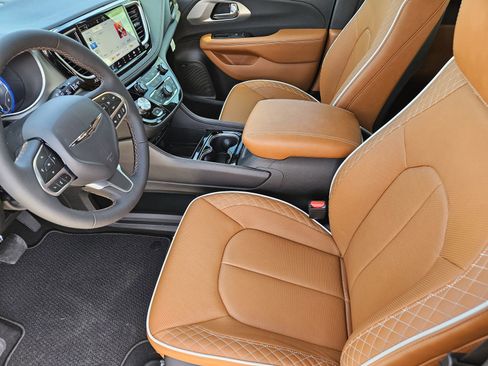 New 2026 Chrysler Pacifica Pinnacle image 15
