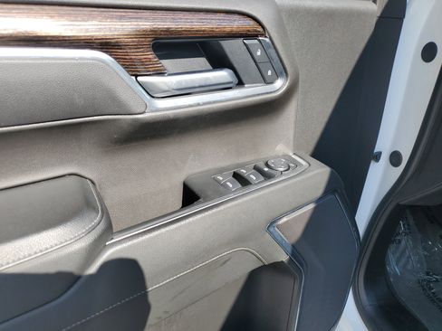 Used 2025 GMC Sierra 1500 Elevation image 17