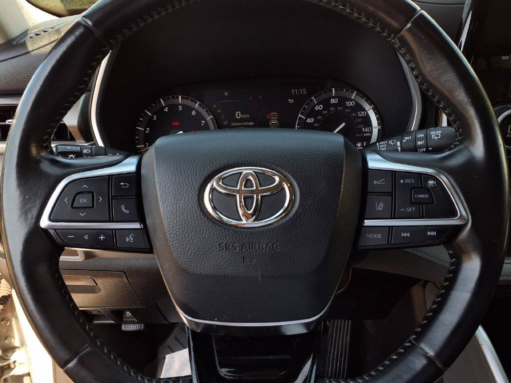 Used 2021 Toyota Highlander XLE FWD image 14