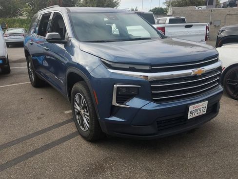 Used 2025 Chevrolet Traverse LT FWD image 8