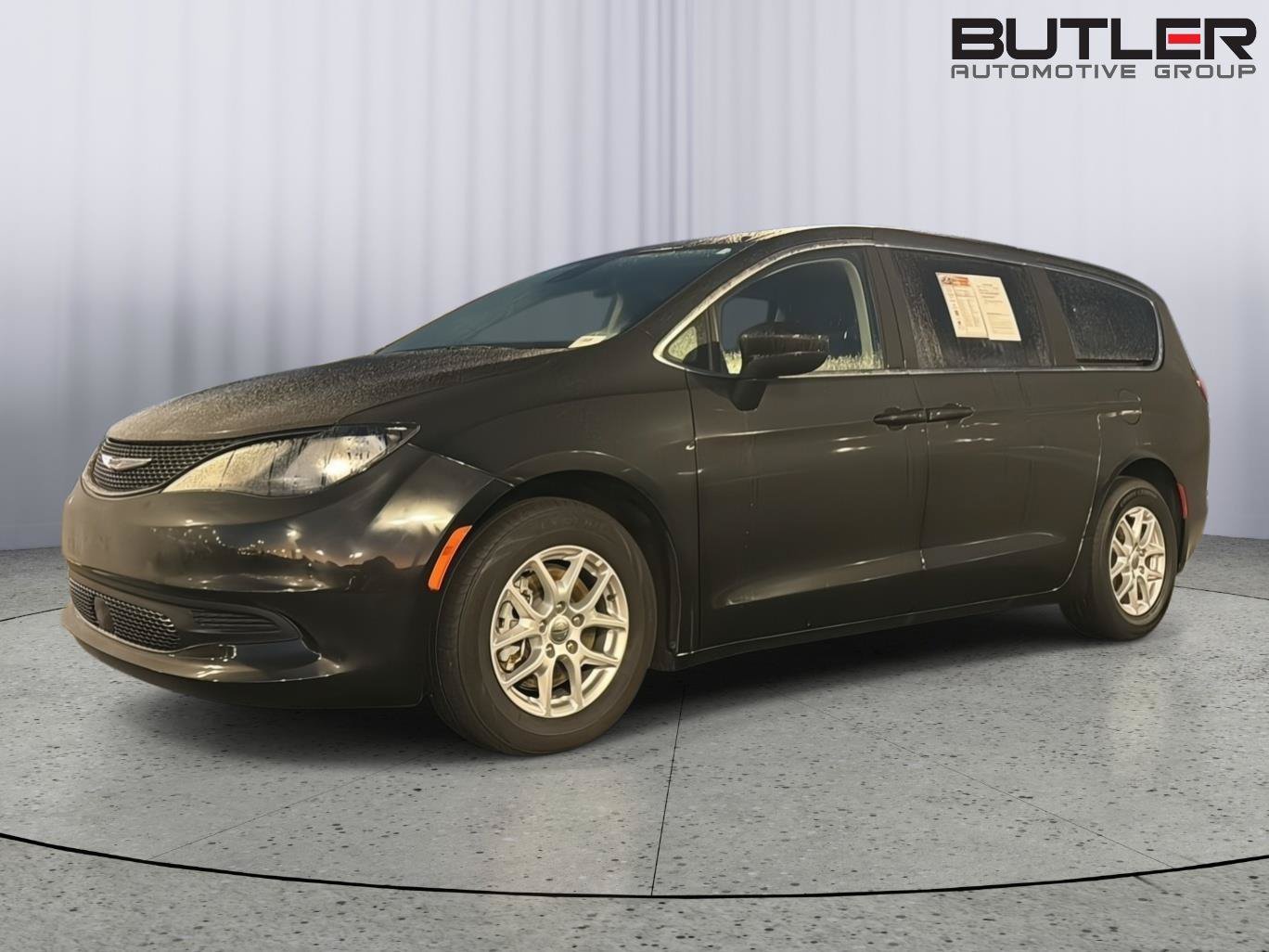 Used 2023 Chrysler Voyager LX FWD image 2
