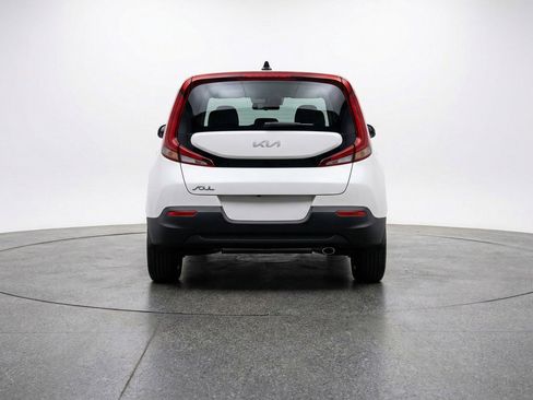Used 2025 Kia Soul LX w/ LX Technology Package FWD image 7