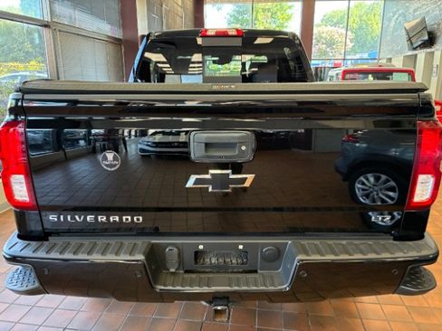 Used 2018 Chevrolet Silverado 1500 LTZ Z71 w/ LTZ Plus Package AWD/4WD image 10