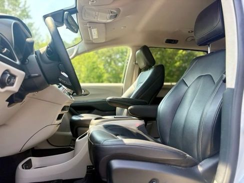 Used 2024 Chrysler Pacifica Touring-L FWD image 26