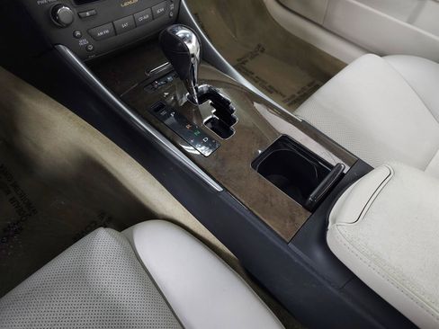 Used 2010 Lexus IS 250C w/ Luxury Pkg RWD image 20