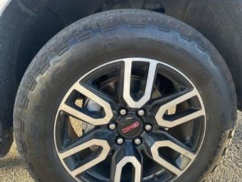 Used 2022 GMC Yukon XL AT4 image 9