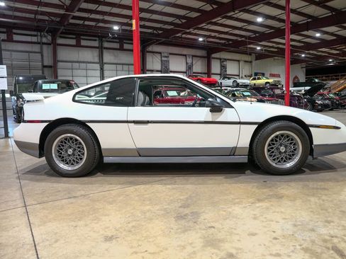 Used 1987 Pontiac Fiero GT RWD image 10