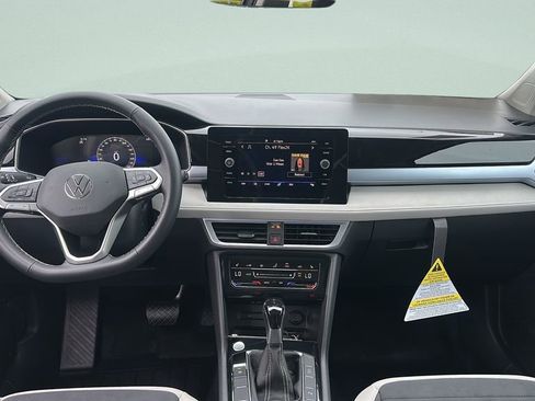 New 2026 Volkswagen Taos SE image 18