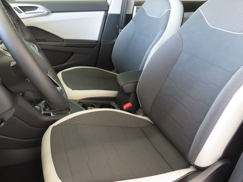 New 2025 Volkswagen Taos SE image 12