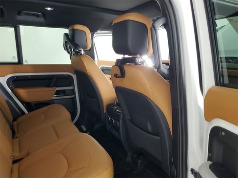 Used 2024 Land Rover Defender 110 SE image 11